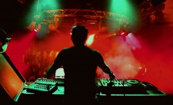 Steps-to-Become-a-DJ-at-a-Club